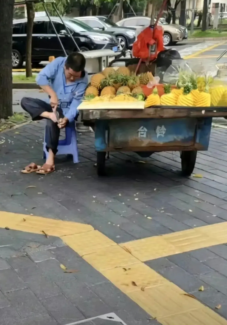 看到路边摊削好的菠萝，先别急着买。有朋友爆料，部分无良摊主操作离谱，竟用削菠萝的