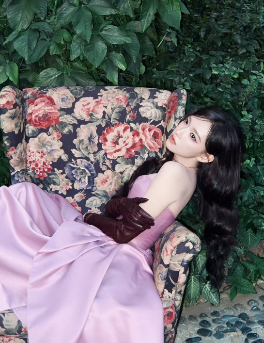 程潇这次红毯造型美炸啦!抹胸裙搭黑手套，复古贵气，珍珠项链加持，豪门大小姐既视感