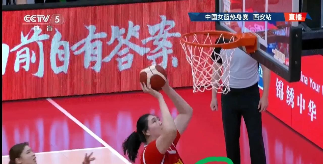 看到这张图片，你一定以为张子宇是在无人防守的情况下投篮的。
事实上，绿色标记的地