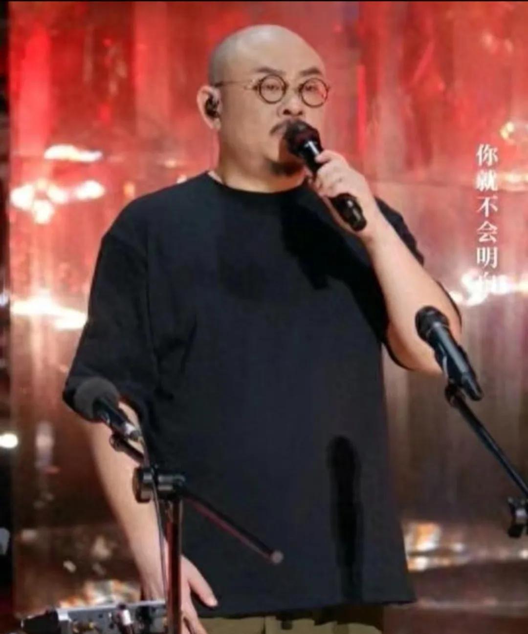 他凭什么让全网疯狂？一把“杀猪刀”，竟唱出10亿播放！
从默默无闻到现象级刷屏，