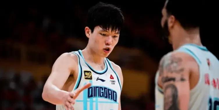 杨瀚森：最喜欢的NBA球员是东契奇。
近日杨瀚森在一档节目中透露了自己最喜欢的球
