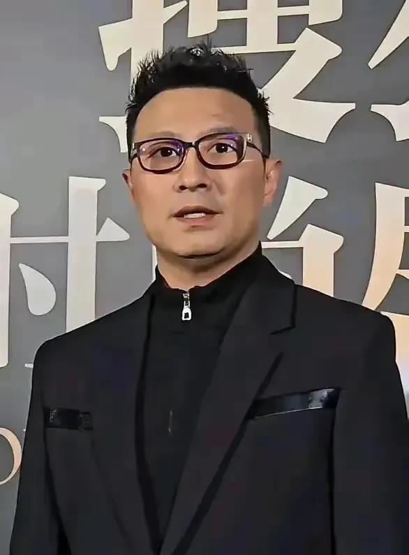 汪峰又是一夜一夜睡不着了！

他实在不理解，好歹自己也是摇滚王子，居然开课卖