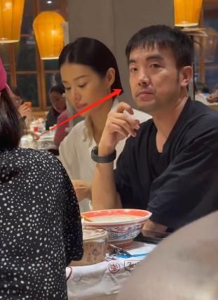 真是不得不佩服胡杏儿，好想上去问她这样累不累啊。
她被偶遇到在景德镇和朋友一起吃