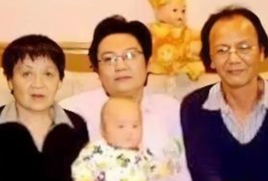 1979年，知青戴建国不顾家人的阻挠与村里的傻姑程玉凤，步入婚姻的殿堂。洞房花烛