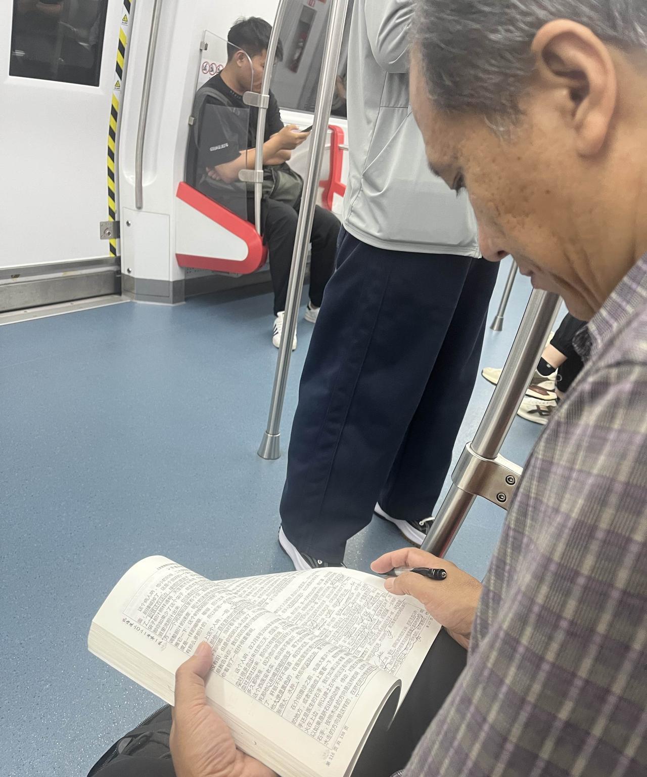 早晨上班路上，在石家庄地铁上遇到的一位勤于阅读和学习的大叔，目测年龄60岁左右。
