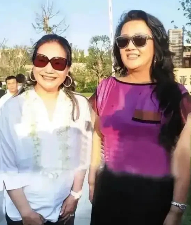 张兰、S妈隔空battle，汪小菲忙着带儿女散心！
最近，网上出现很多爆料，然而