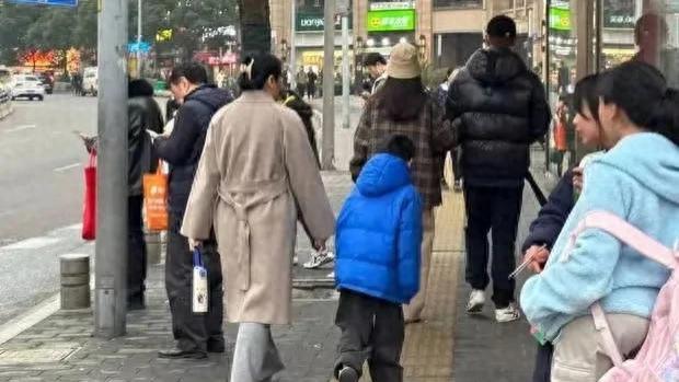 任重孙骁骁有孩子，两人香港吃饭被偶遇，宝宝就坐在旁边