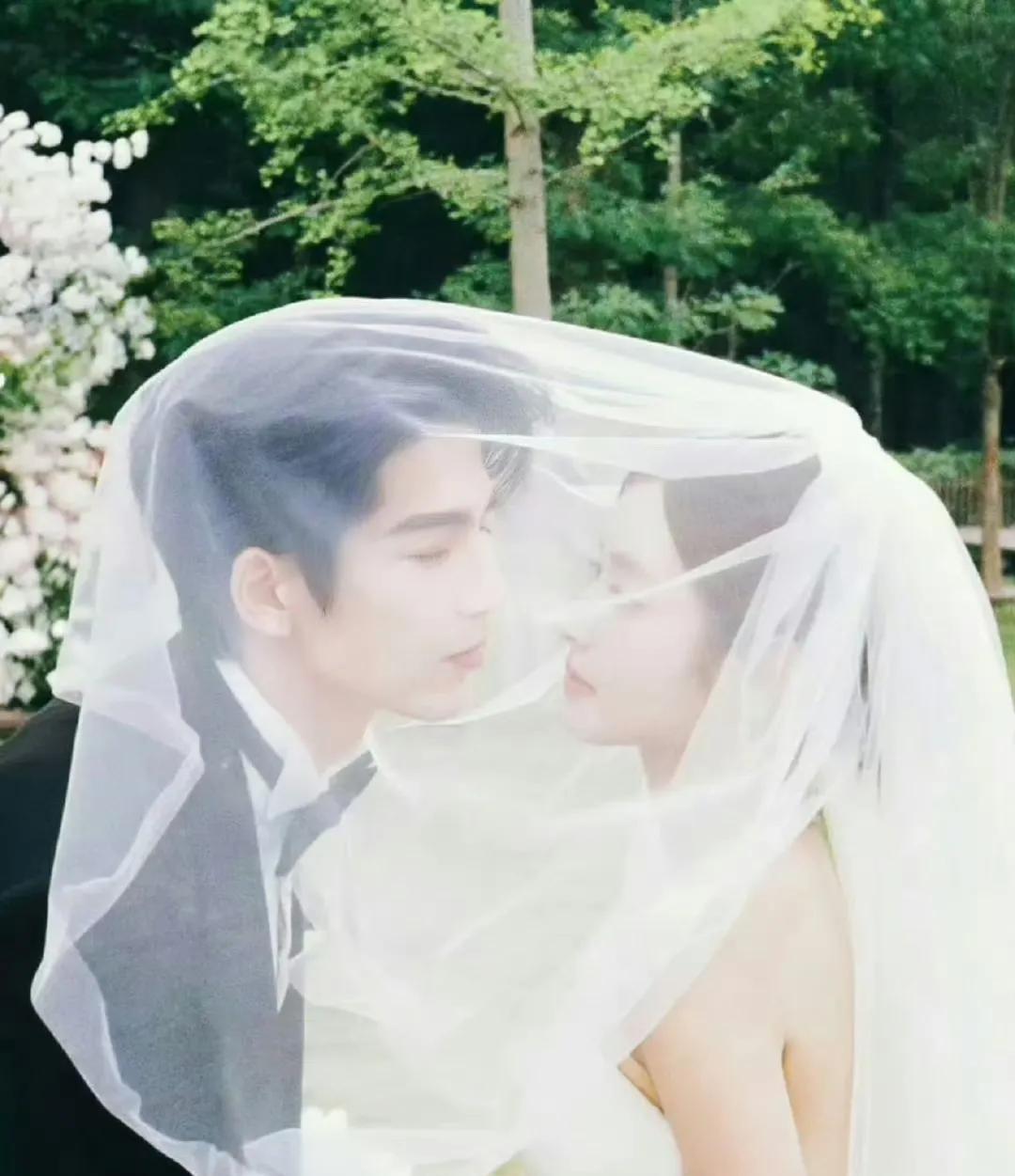 《爱你》这个头纱吻，跟陈晓陈妍希婚礼上面这个头纱吻比，是不是更甜呢
还好一般偶像