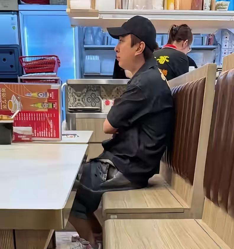 在香港偶遇王思聪
他带着帽子又帅气，又有精气神十足，根本不像网上人们说的，那么胖