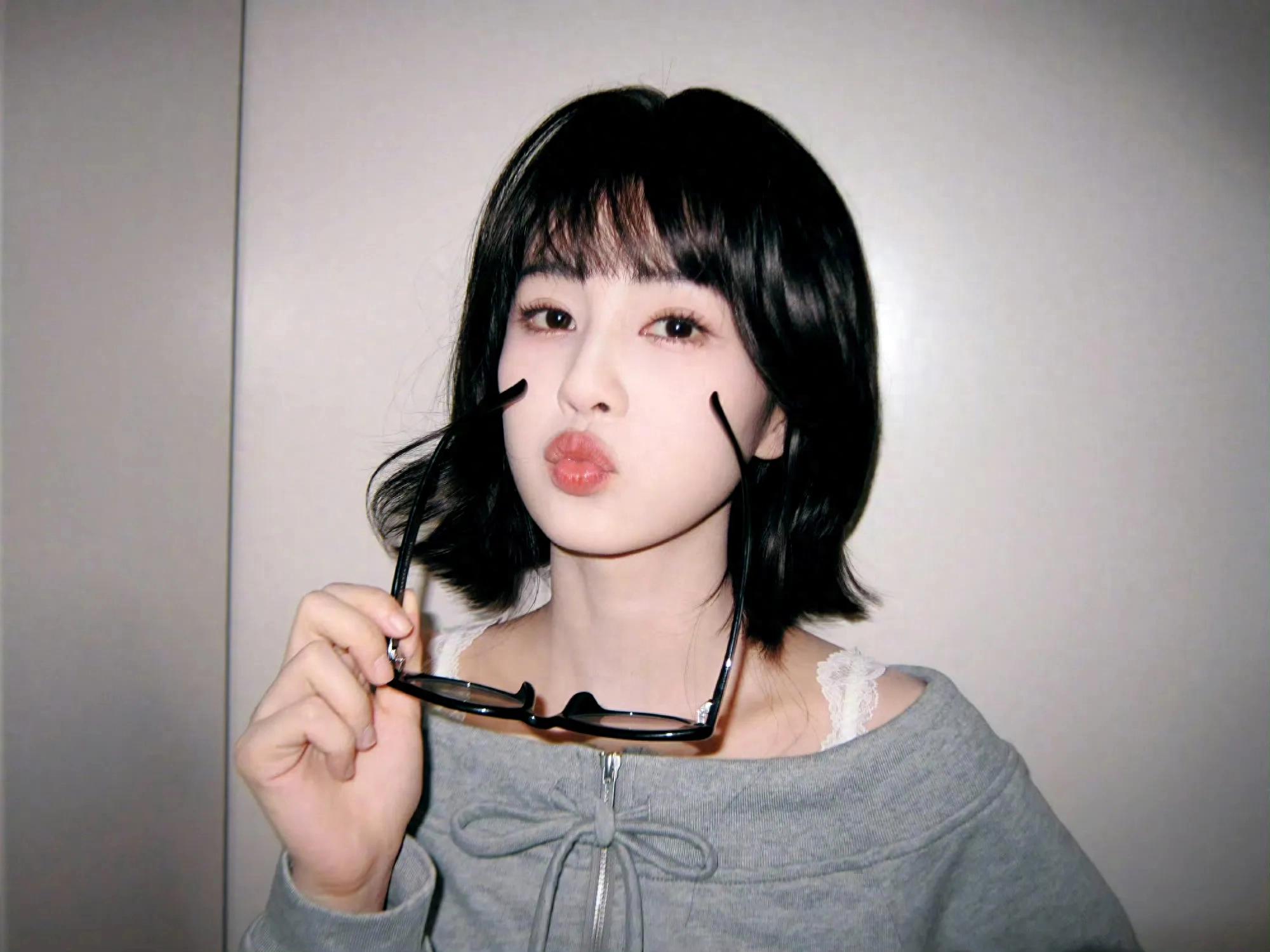 女星白鹿短发戴眼镜造型：青春活力美少女
