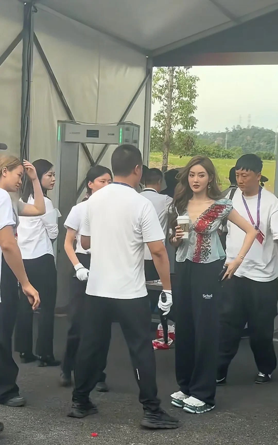 张天爱引热议！
事因参加2025上合组织国家电影节，经过安检口的时候被拦住，拦住
