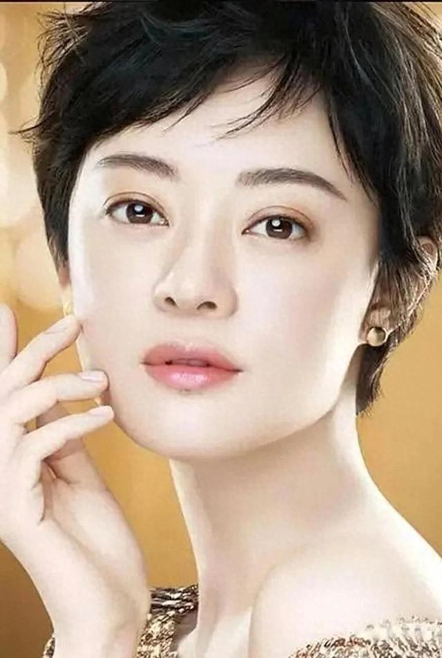 孙俪靠《玉观音》出道，后来一部《甄嬛传》直接封神。戏里她是霸气侧漏的娘娘，戏外她