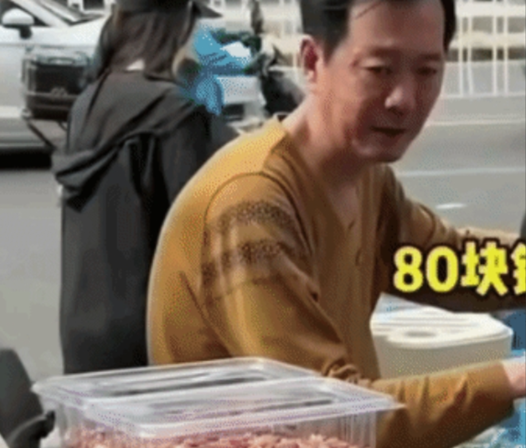 活该卖不动，老百姓又不傻 
山东某地有个摊位在卖花生，招呼老百姓免费试吃。过路的