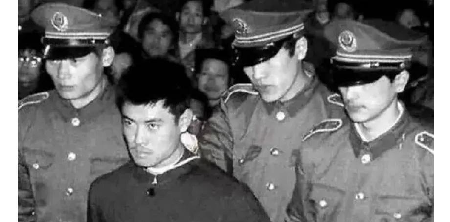 此时的他，不仅收入大幅减少，还因之前的不良行径负债累累，每月微薄的工资根本无法填