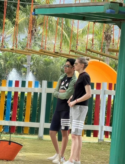 网友在三亚偶遇撒贝宁和他老婆，李白好高啊！人又白，真的好漂亮！