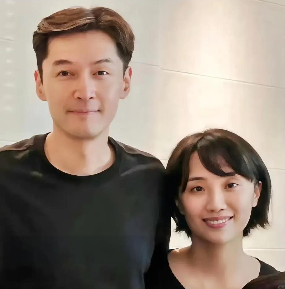 胡歌，精明中年人的典型。
1，娶老婆不找女明星，娶了一个素人，上得厅堂下得厨房，