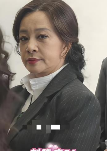#刘晓庆不喜欢被叫庆奶# 74岁刘晓庆回应粉丝叫自己庆奶称，被年轻网友称呼为“庆