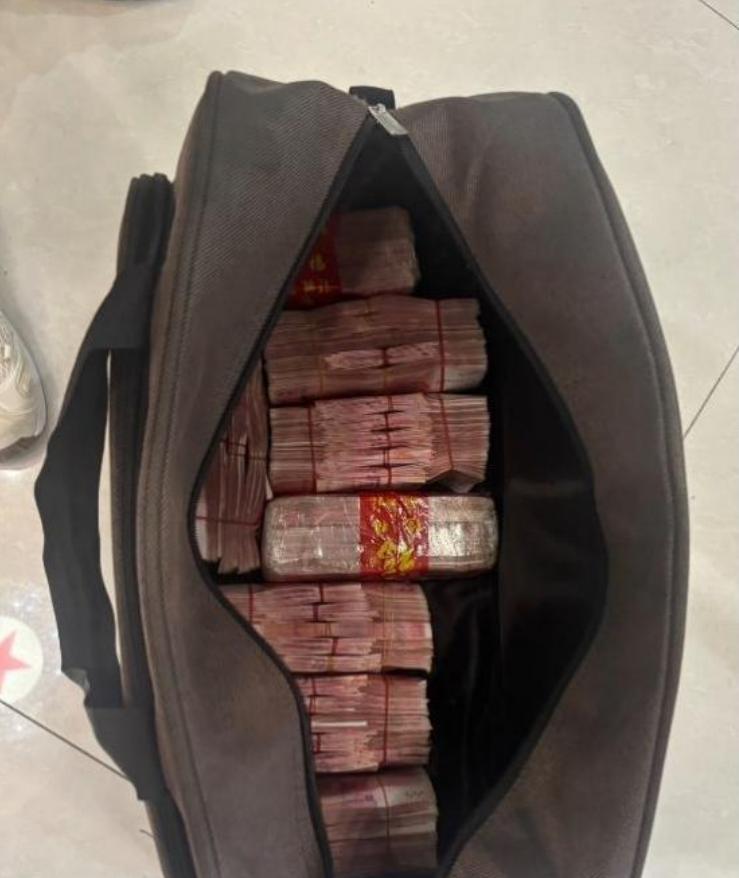 “活该她发财！”



6月9日，浙江一对夫妇在洗车店打烊后，意外发现一个装着4