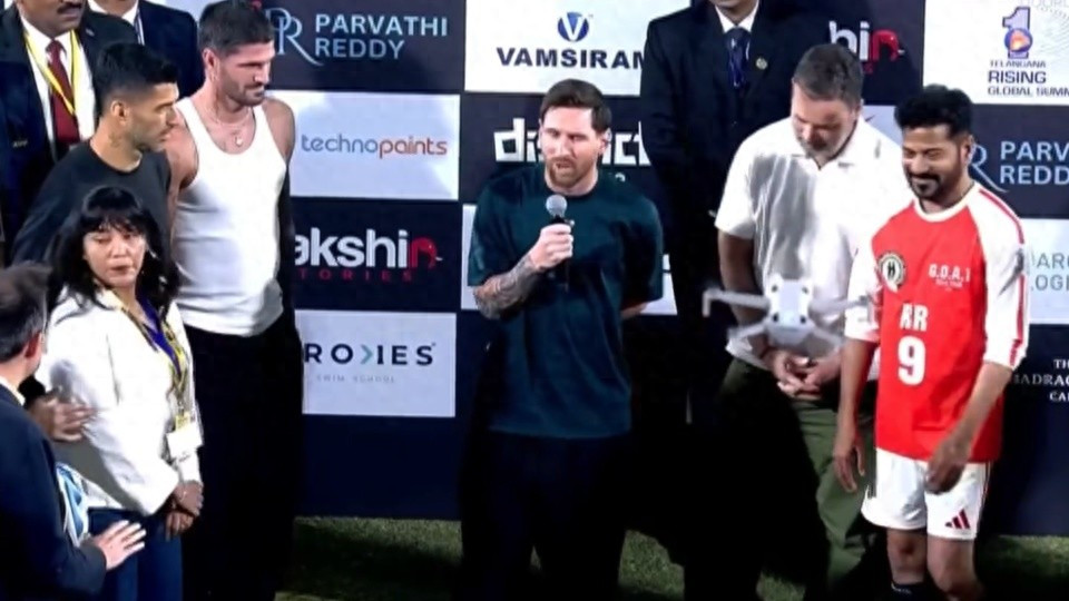 梅西印度行后续，美女主持抢镜