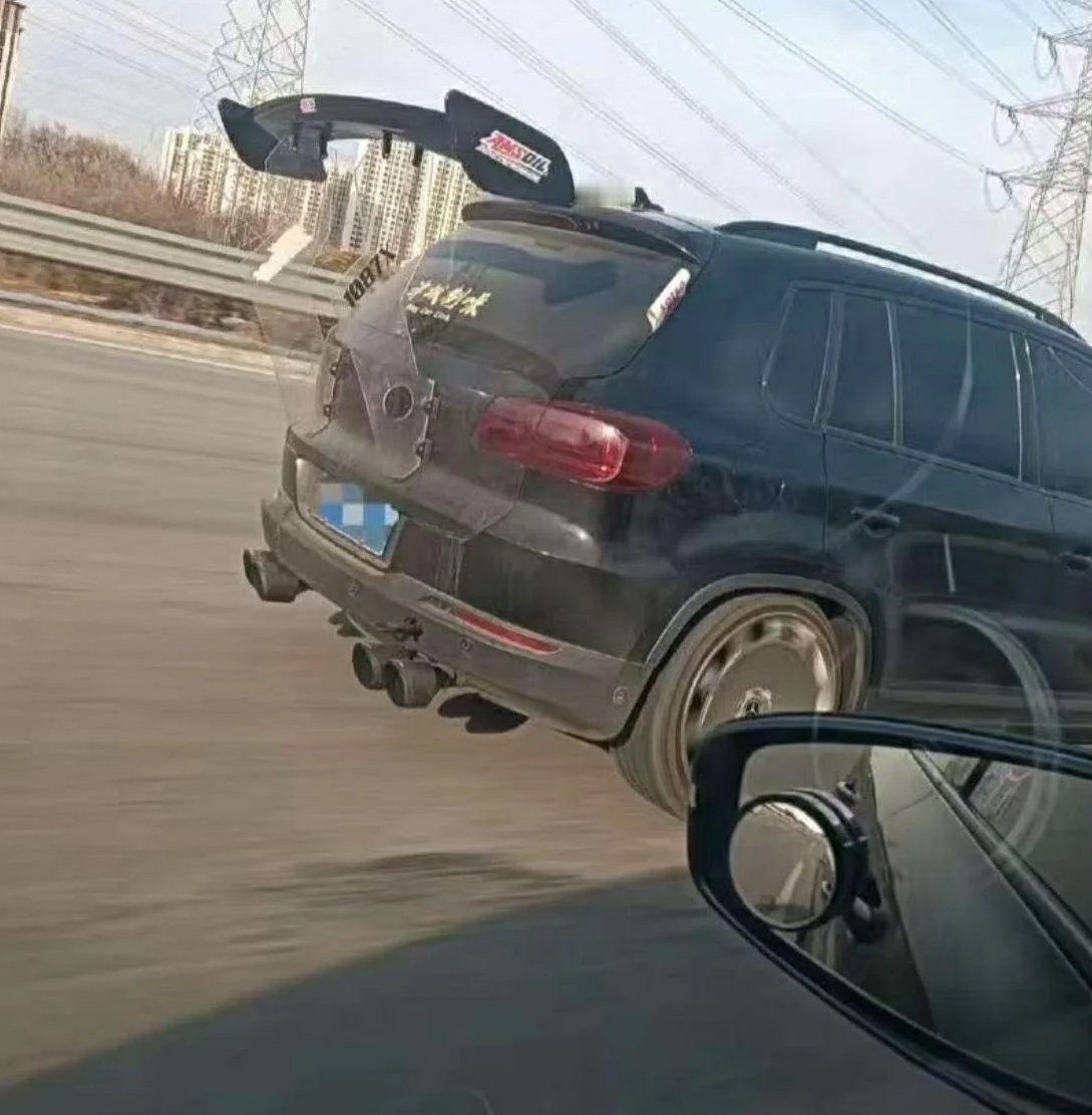 一个大众途观还挂了个奔驰标在车轮上