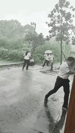 雨天路滑这一跤摔的会很疼。