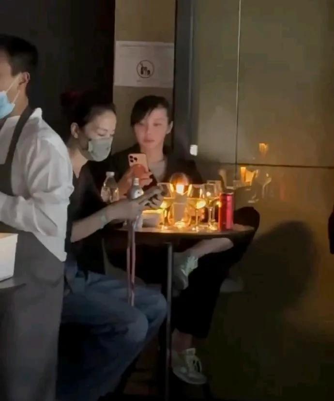 王菲戴着口罩现身谢霆锋演唱会，让人羡慕的！他俩无惧外界打扰，过好自己的生活，低调