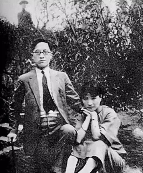 徐志摩借住胡适家时，有一次去逛了青楼，半夜才回去。他蹑手蹑脚回房间，生怕被胡适发