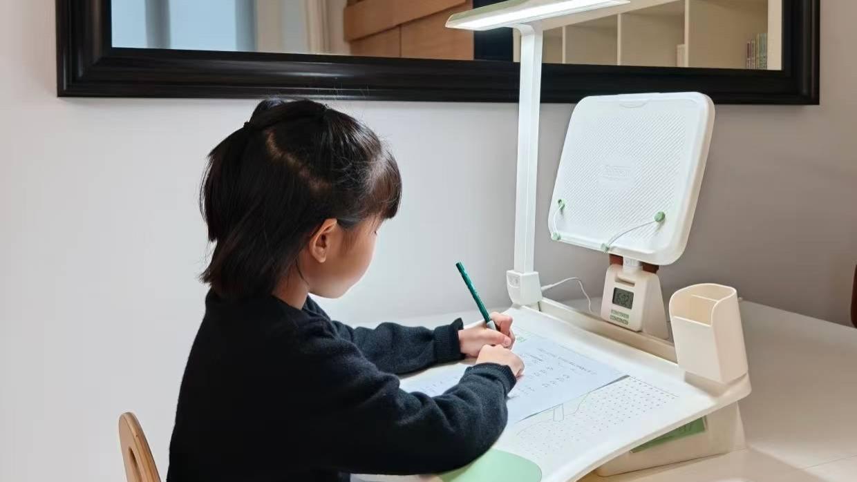 90% 家长忽略的近视诱因：坐姿不对，所有防控都白费