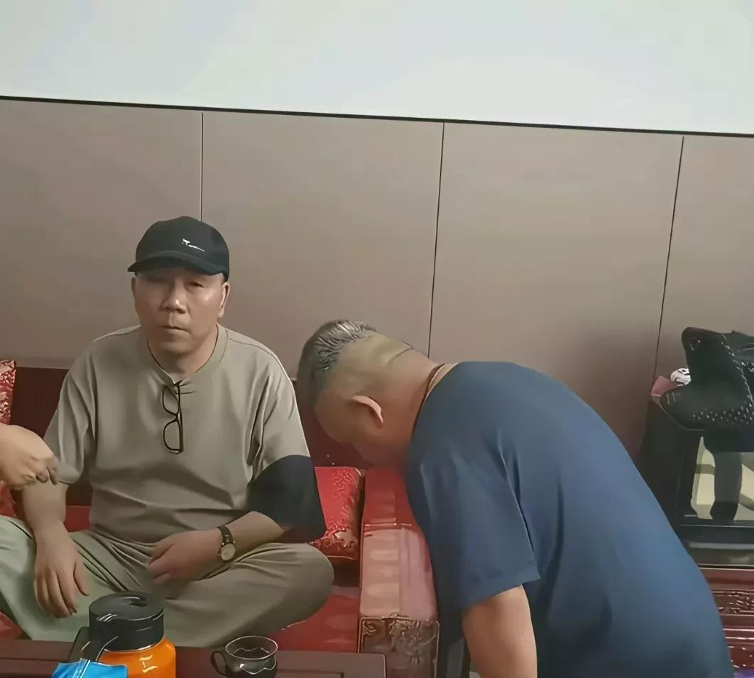 杨少华老爷子去世，有一点儿一直不理解：为什么杨议不披麻戴孝，只在胳膊上缠一块黑布