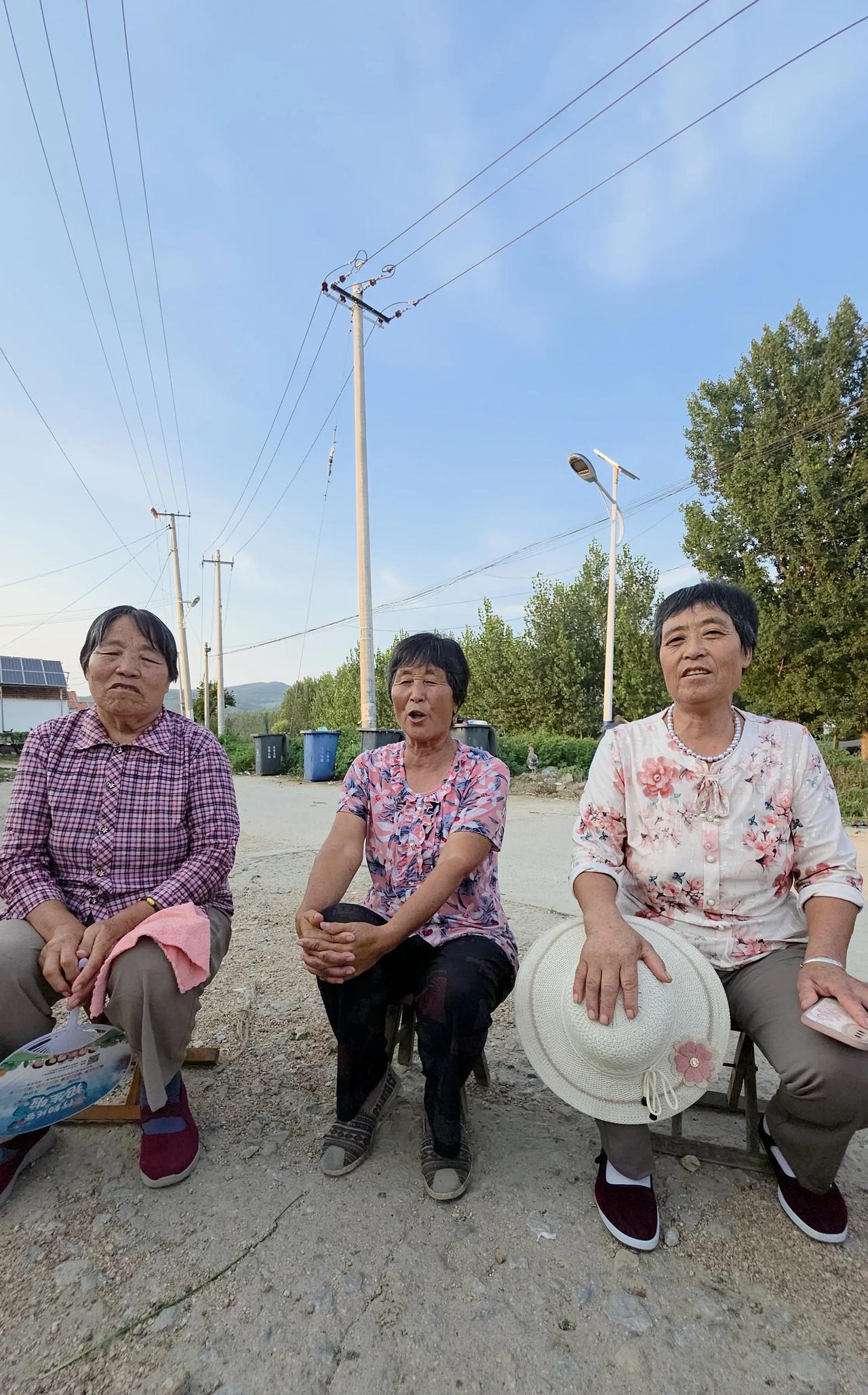 二嫂这两天遇到了烦心事和惊险事……
昨天中午，二嫂从我家回她家拿东西，不一会儿又