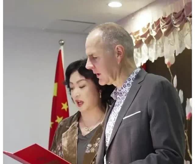 金星和汉斯复婚再次领取结婚证的照片，两人与2014年复婚时分享的二人共看结婚证的