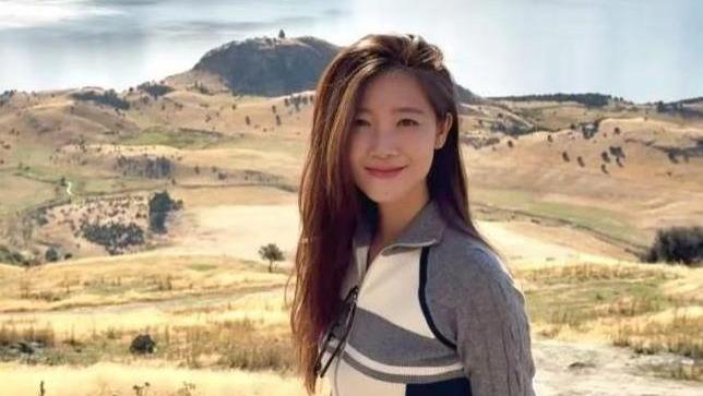 黄轩与女友在皇后镇被偶遇，二人都晒黑，他自拍差但拍女友美
