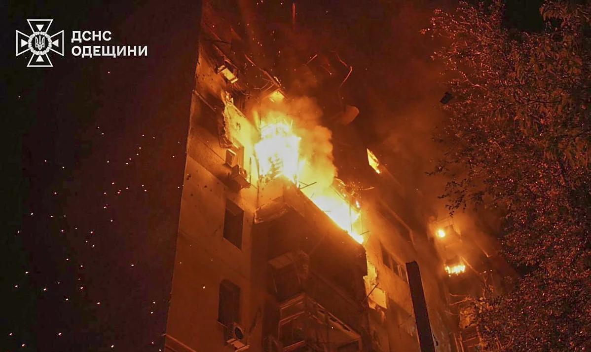 俄罗斯周六夜间对乌克兰发动了大规模无人机和导弹袭击，出动超过300架无人机和30