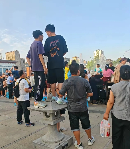 信不信这要是塌了，小孩摔伤，家长大概率要讹景区一笔钱。两个小孩脚下踩着的，要么是