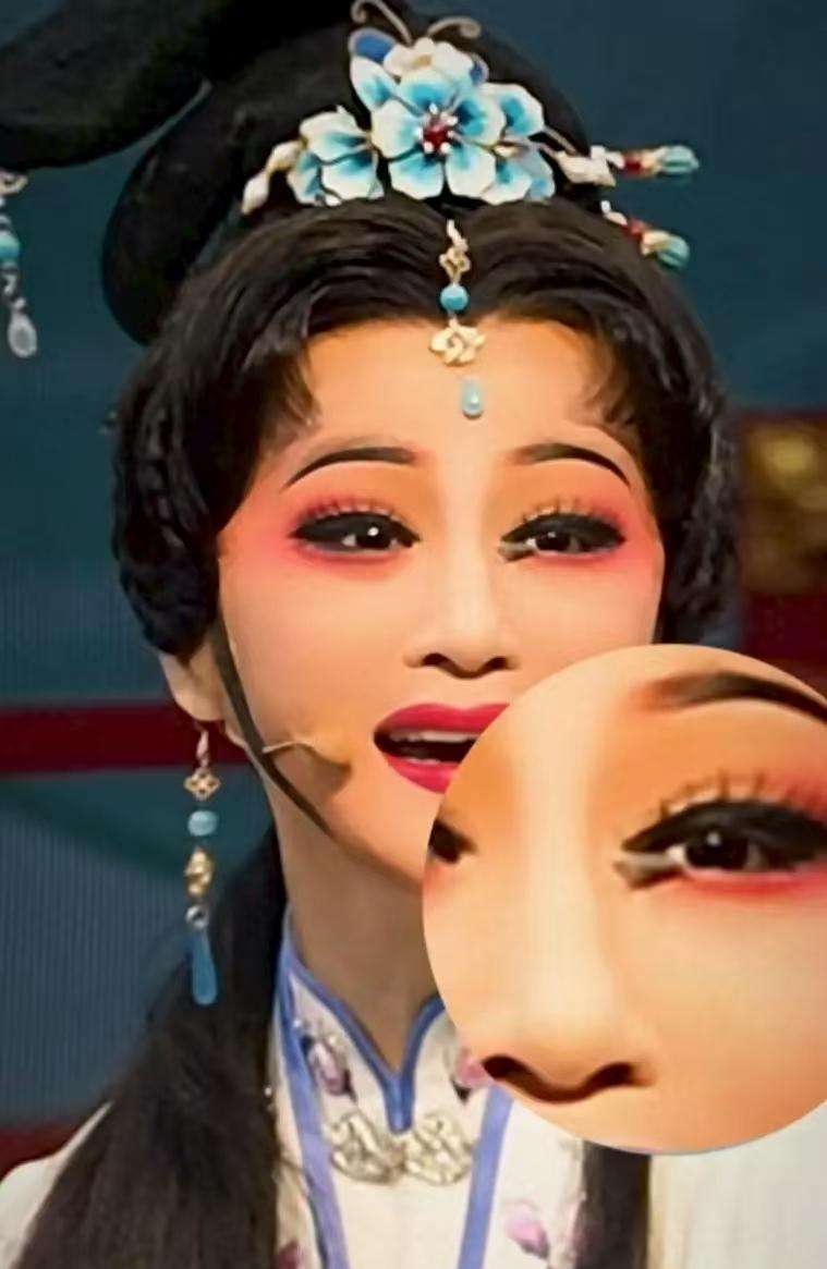 演员当是如此。
如果表演时候，一只好奇的难缠的苍蝇飞到了你的脸上，甚至试图进入你