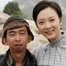 “简直是一朵鲜花插在了牛粪上！”2022年，坐拥10亿身家的最丑男星巨兴茂和大美