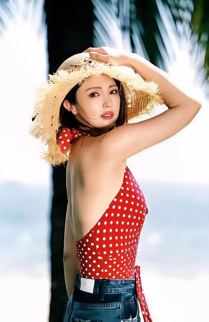 董璇之所以高调官宣再婚
答案就在藏这里，因为
董璇才是最有计谋的人，她深知这