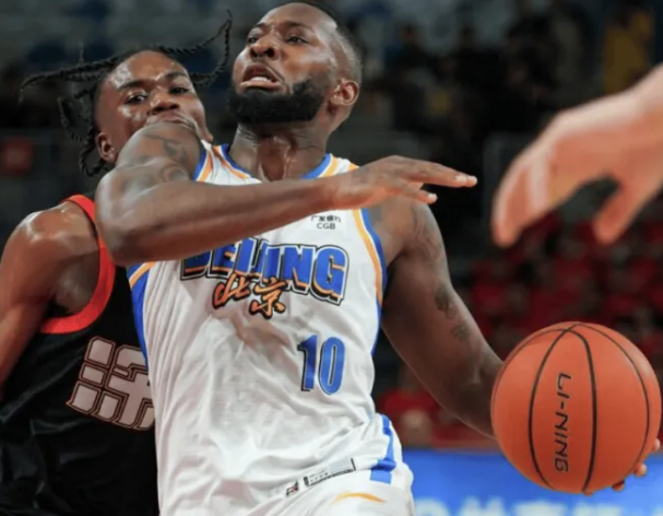 北京男篮主帅许利民在发布会上批评了球队的表现。
媒体人发文表示：赢球就是一顺百顺