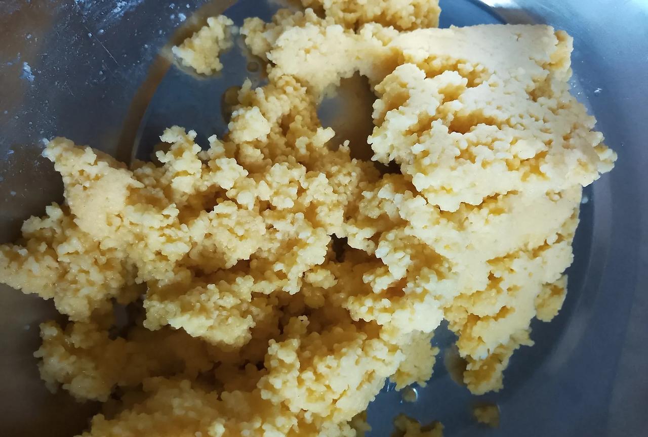 用小米蒸馒头，你吃过吗？
我也没做过，也没吃过。
雇主妹子家小米太多了。多的吃不