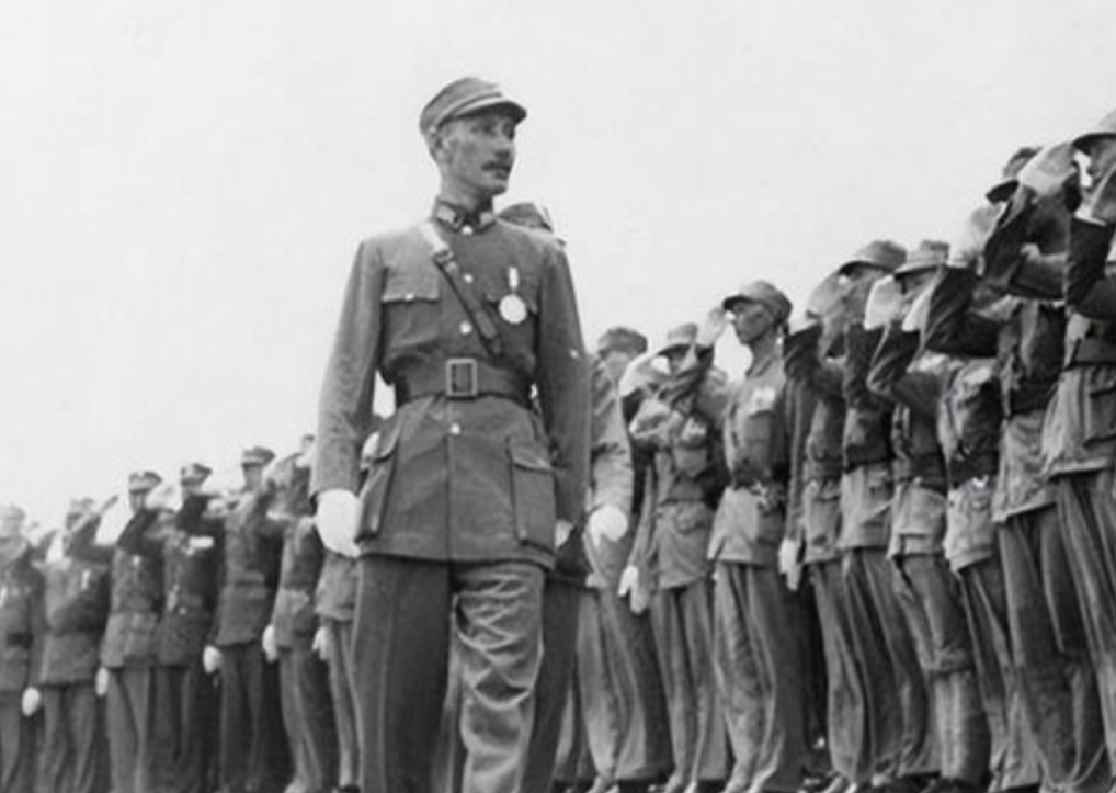 1939年，一位妇女为躲避国民党追击，抱着九个月大的婴儿在树林里狂奔，眼看敌人就