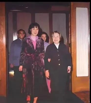 1973年，邓颖超接见张灵甫遗孀王玉龄，王玉龄年轻的时候，是出了名的美女，45岁