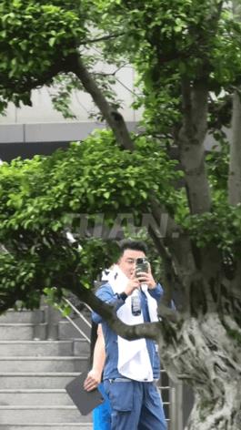 笑死了，王皓这是在拍树上挂着的人吗？
王皓和孙逊下训，看起来两个人都刚训练结束，