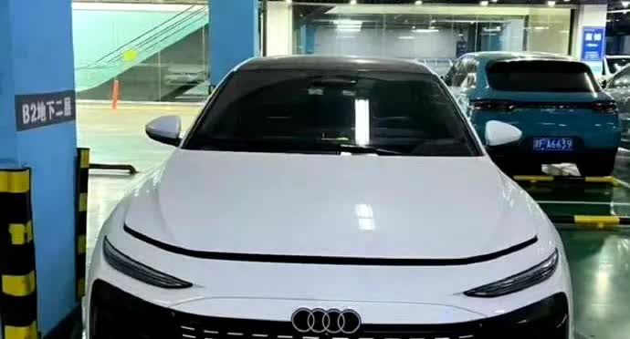 这就是全新奥迪A6L的无伪装照，是不是设计的倒退？灯厂的灯也不好好用心设计了，非