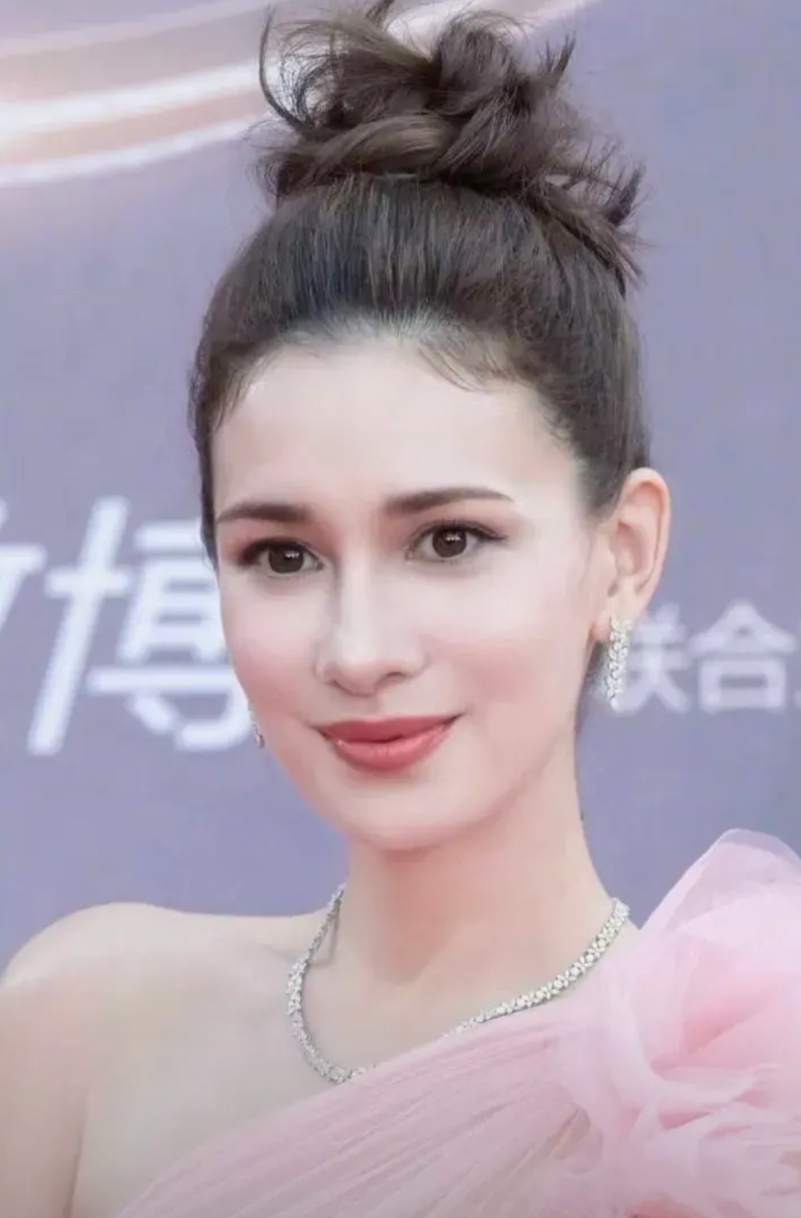 真是被卢靖姗狠狠圈粉了

谁会不爱卢靖姗，谁跟她在一起都会幸福

并不是因为她漂