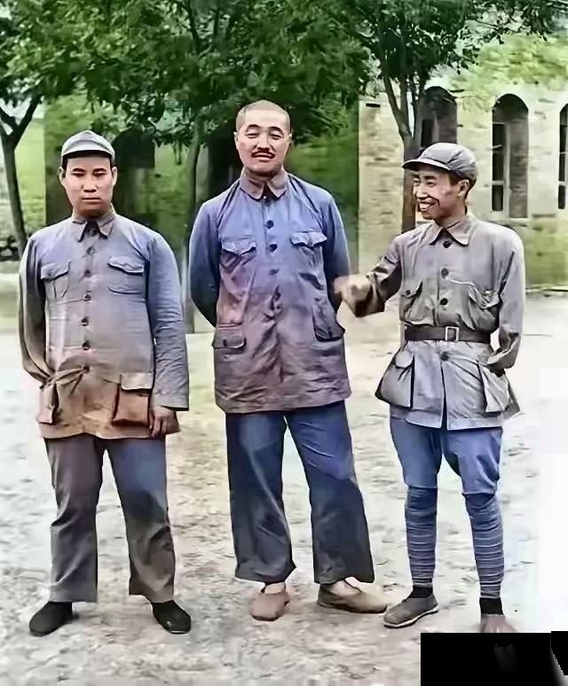哇，这是贺龙元帅他们的真容呀！这张老照片超珍贵！照片里的两位独臂将军，应该是贺炳