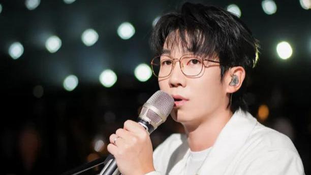 白举纲，从‘好孩子’到舞台燃魂，12年争议路如何打破摇滚偏见