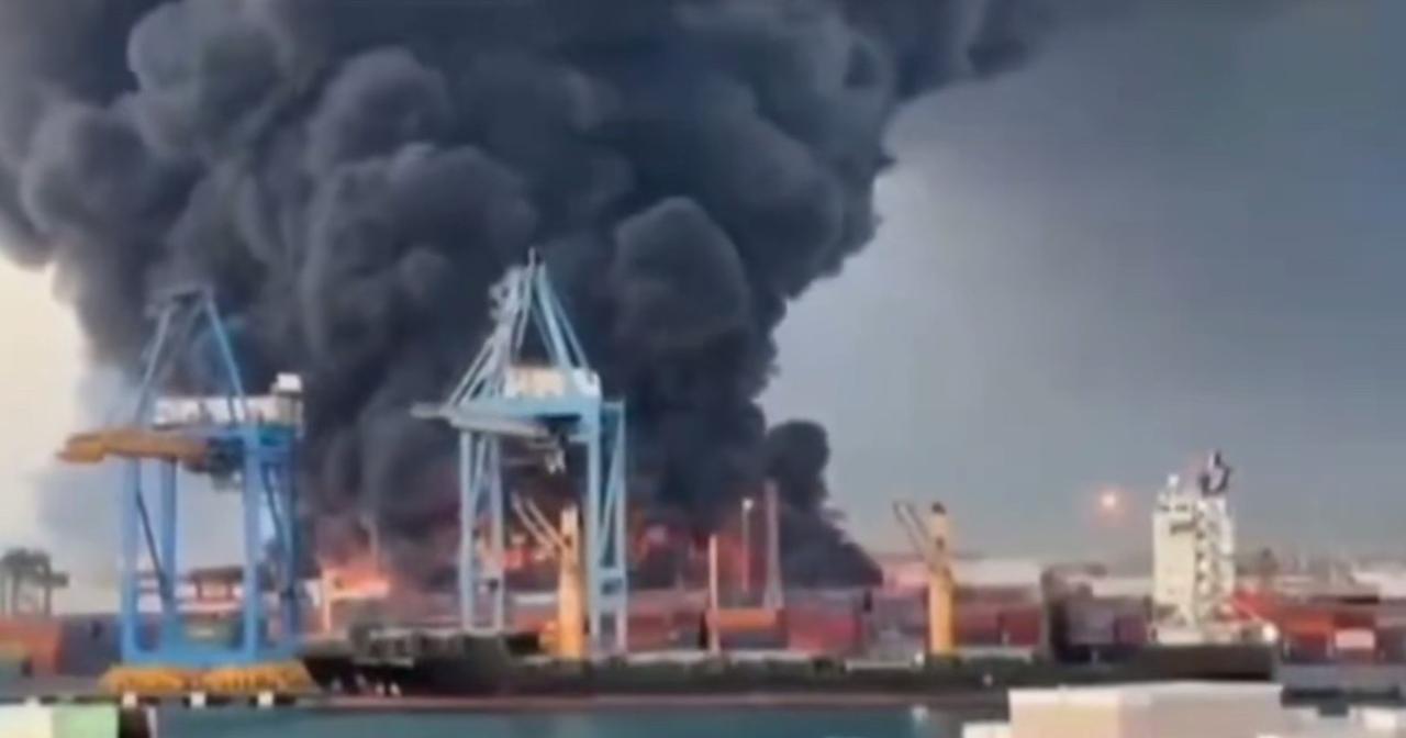 俄罗斯黑海港口爆炸不断，火光冲天！
俄罗斯的黑海港口遭乌军无人机精准消消乐，现场
