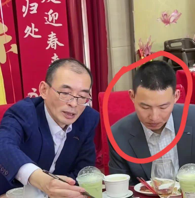 谢浩男在答谢宴上的那一幕，简直太暖心了！当记者想深挖他养家的情况时，他那一瞬间的