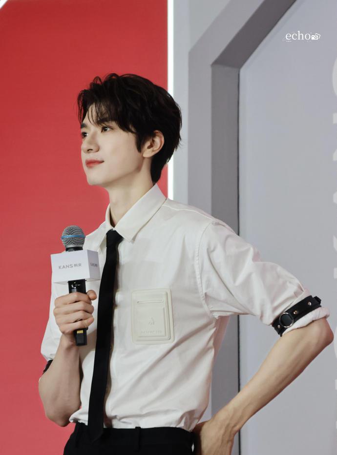 #林一好权威的daddy感#
林一——男人中的男人，老公中的老公！
镜头下的他，