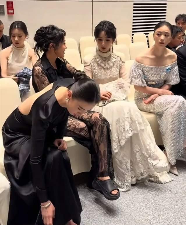 万万没想到你是这样的宋佳[捂脸]
获奖时穿的得体大方
一到了后台，你立马脱下高跟